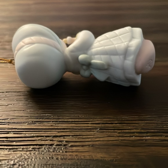 Precious Moments Share in the Warmth of Christmas Porcelain Ornament 1993 - Picture 8 of 14